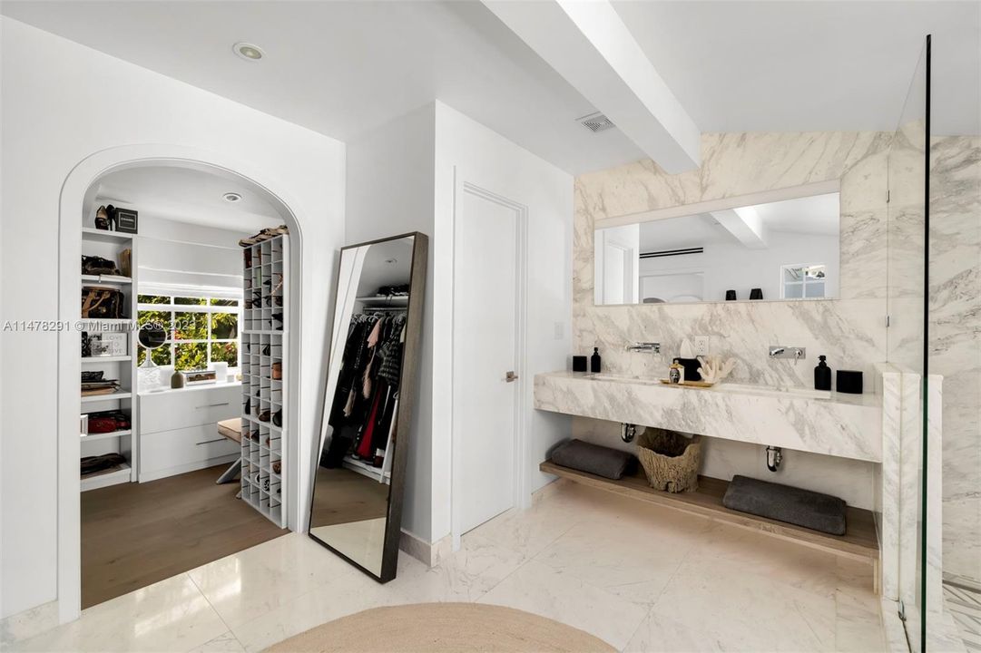 Recently Sold: $4,099,000 (5 beds, 4 baths, 3630 Square Feet)