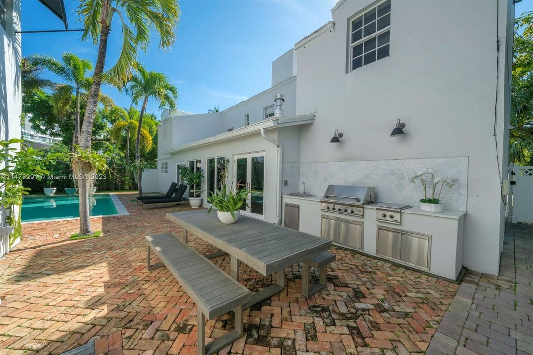 Recently Sold: $4,099,000 (5 beds, 4 baths, 3630 Square Feet)