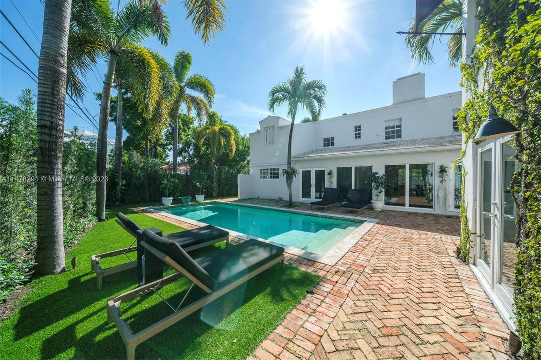 Recently Sold: $4,099,000 (5 beds, 4 baths, 3630 Square Feet)