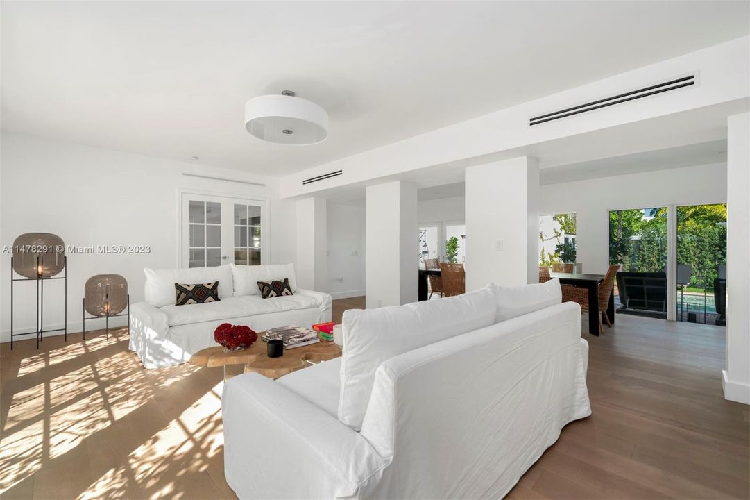 Recently Sold: $4,099,000 (5 beds, 4 baths, 3630 Square Feet)