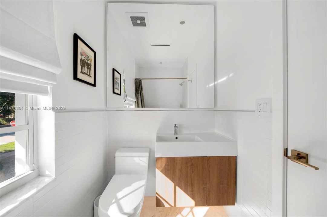 Recently Sold: $4,099,000 (5 beds, 4 baths, 3630 Square Feet)