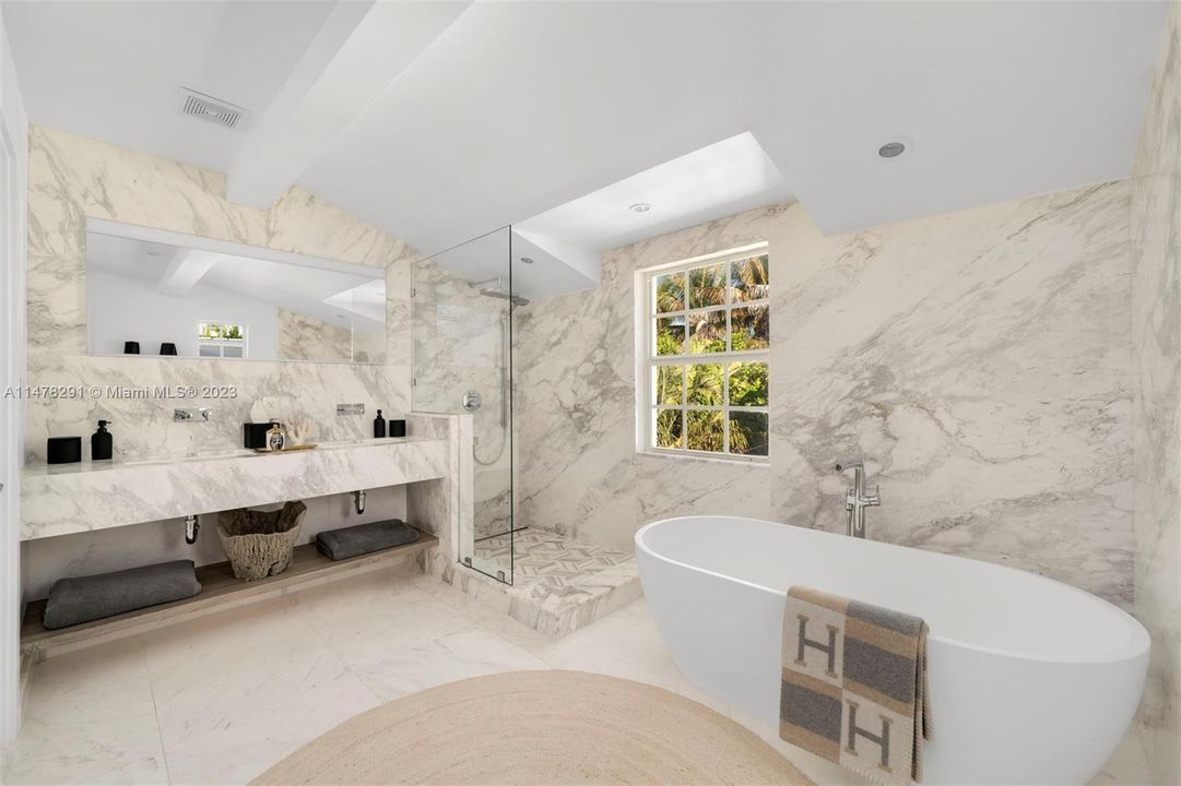 Recently Sold: $4,099,000 (5 beds, 4 baths, 3630 Square Feet)