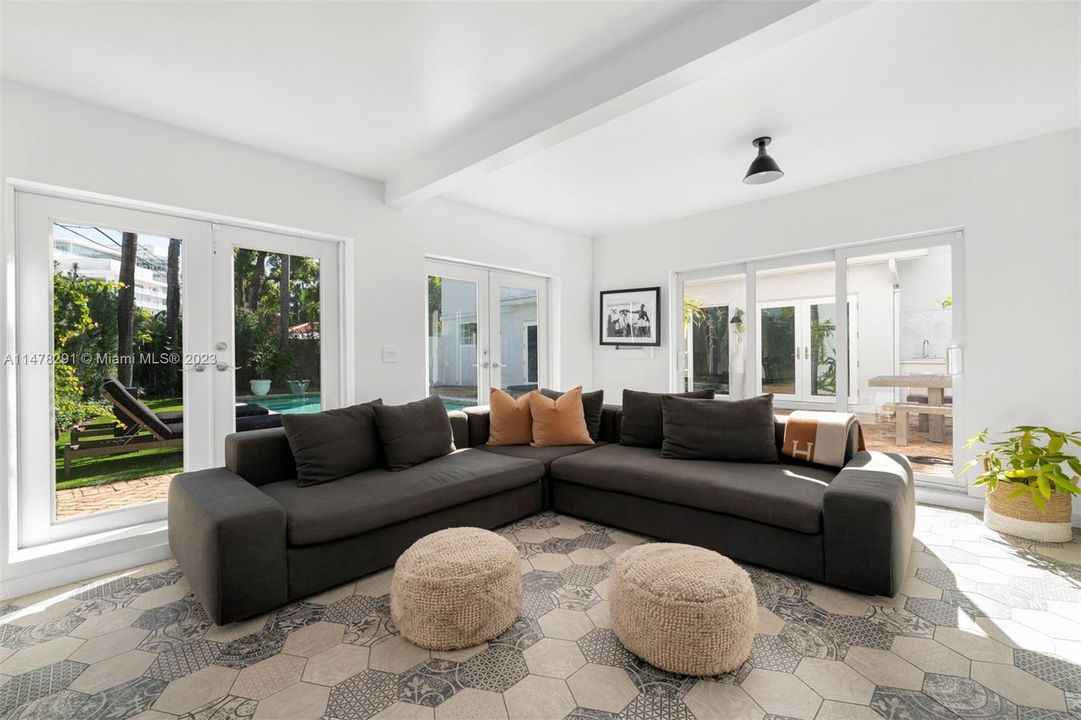 Recently Sold: $4,099,000 (5 beds, 4 baths, 3630 Square Feet)