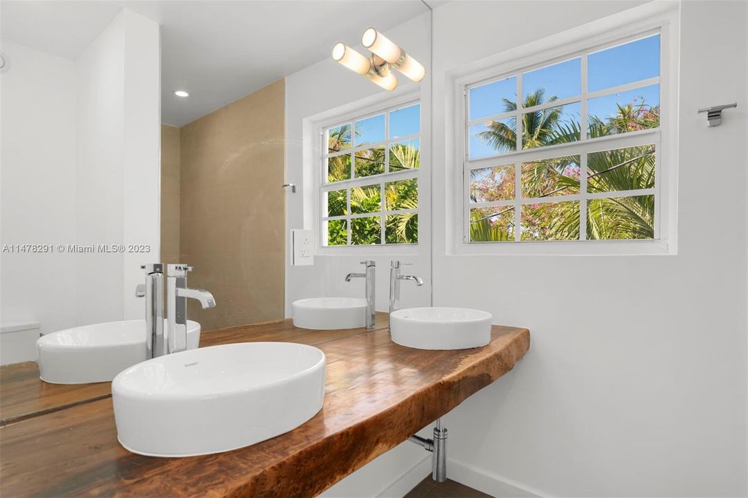 Recently Sold: $4,099,000 (5 beds, 4 baths, 3630 Square Feet)