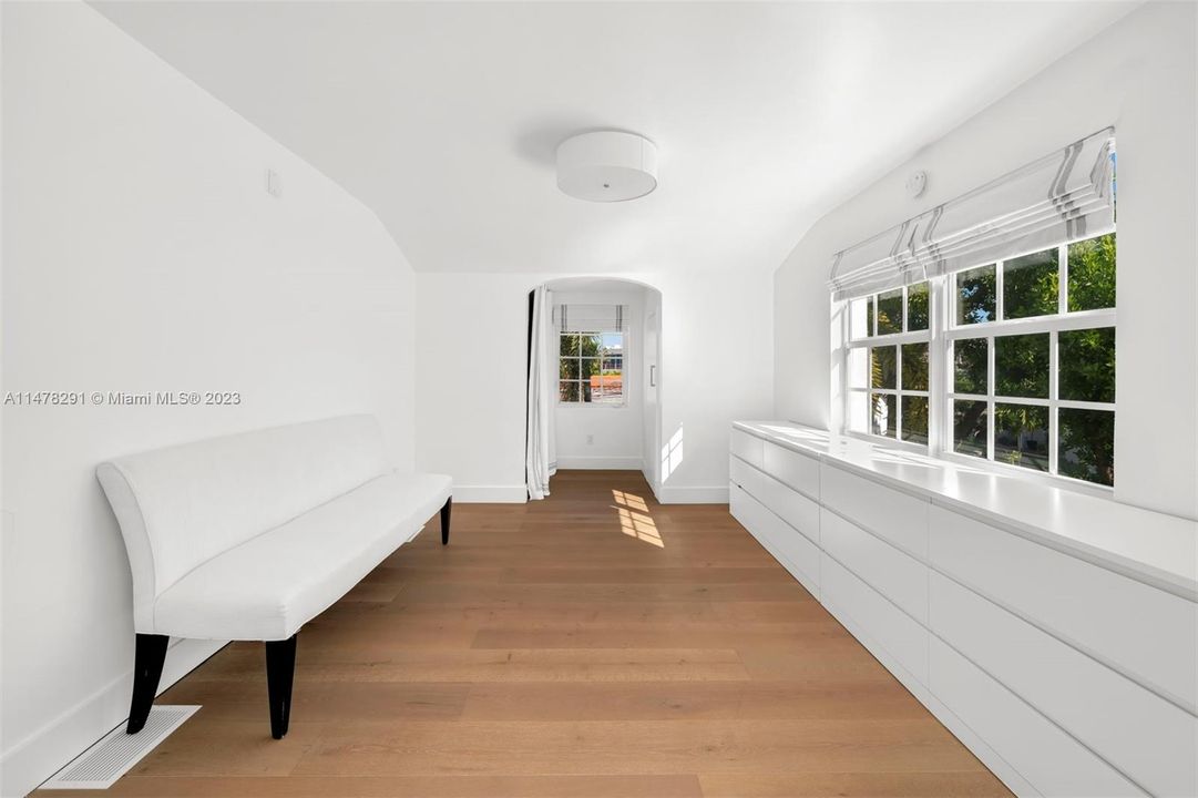 Recently Sold: $4,099,000 (5 beds, 4 baths, 3630 Square Feet)