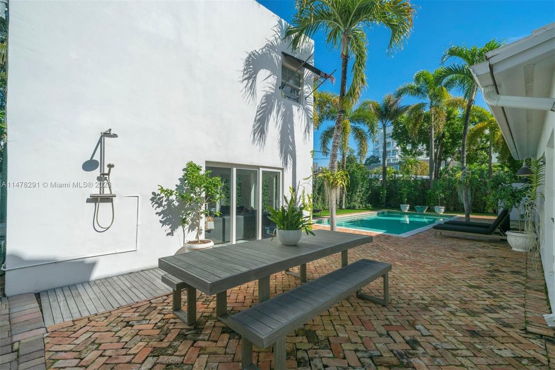 Recently Sold: $4,099,000 (5 beds, 4 baths, 3630 Square Feet)