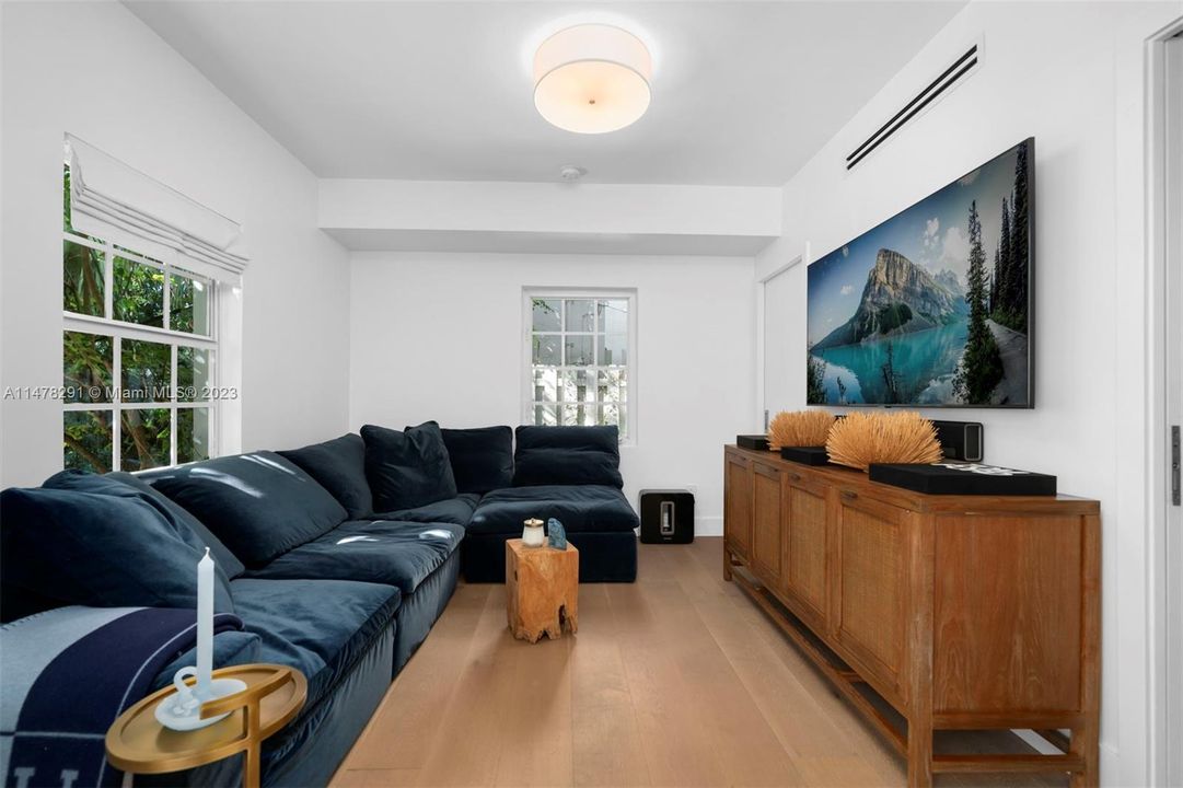 Recently Sold: $4,099,000 (5 beds, 4 baths, 3630 Square Feet)