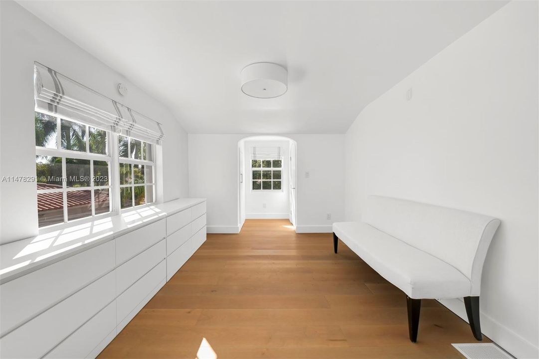 Recently Sold: $4,099,000 (5 beds, 4 baths, 3630 Square Feet)