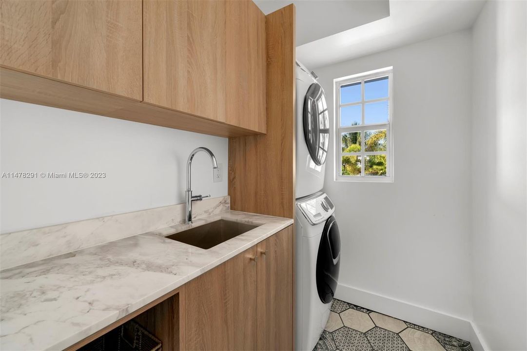 Recently Sold: $4,099,000 (5 beds, 4 baths, 3630 Square Feet)