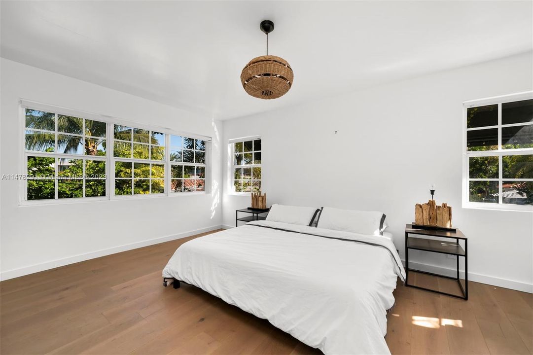 Recently Sold: $4,099,000 (5 beds, 4 baths, 3630 Square Feet)