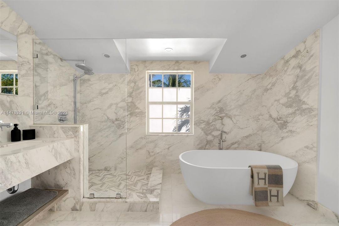 Recently Sold: $4,099,000 (5 beds, 4 baths, 3630 Square Feet)