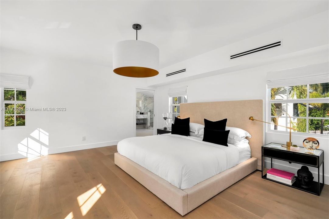 Recently Sold: $4,099,000 (5 beds, 4 baths, 3630 Square Feet)