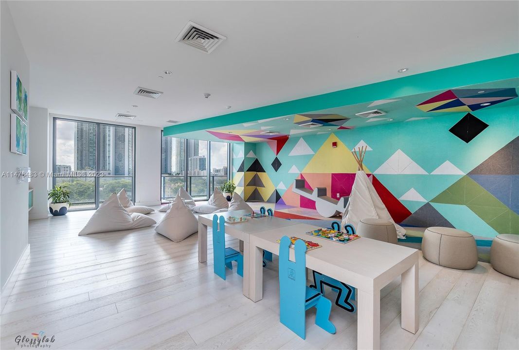 Recently Sold: $545,000 (1 beds, 1 baths, 737 Square Feet)