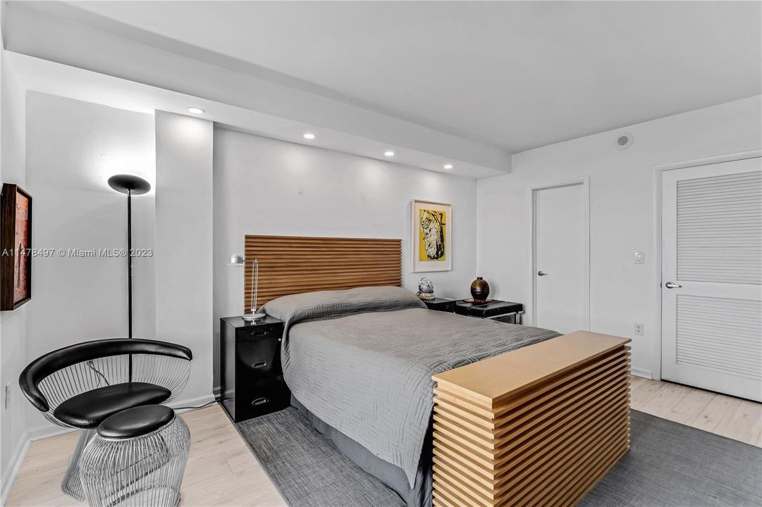 Active With Contract: $875,000 (1 beds, 1 baths, 896 Square Feet)