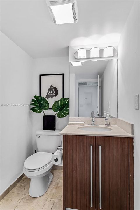 Active With Contract: $875,000 (1 beds, 1 baths, 896 Square Feet)