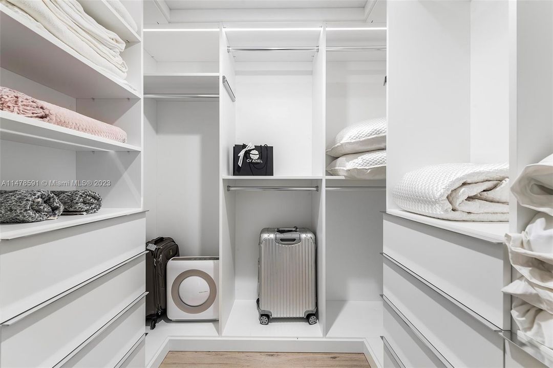 Recently Sold: $1,895,000 (3 beds, 3 baths, 1834 Square Feet)