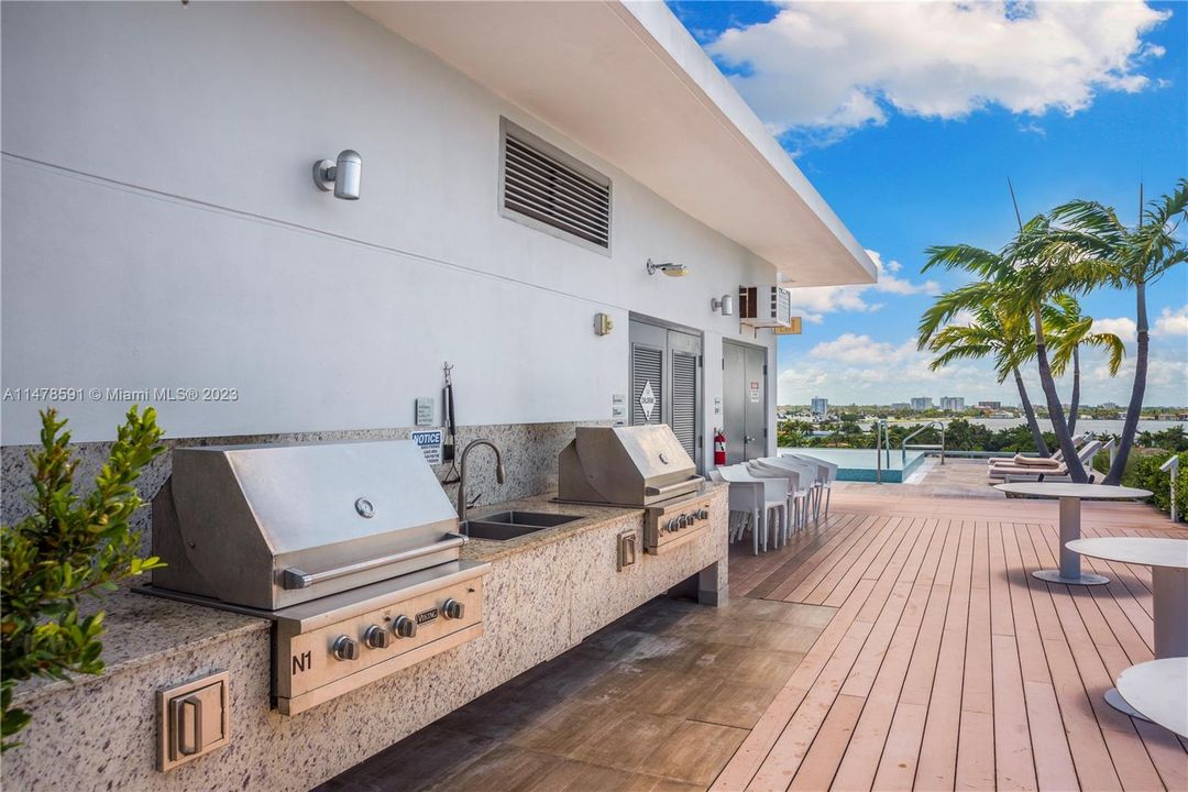 Recently Sold: $1,895,000 (3 beds, 3 baths, 1834 Square Feet)