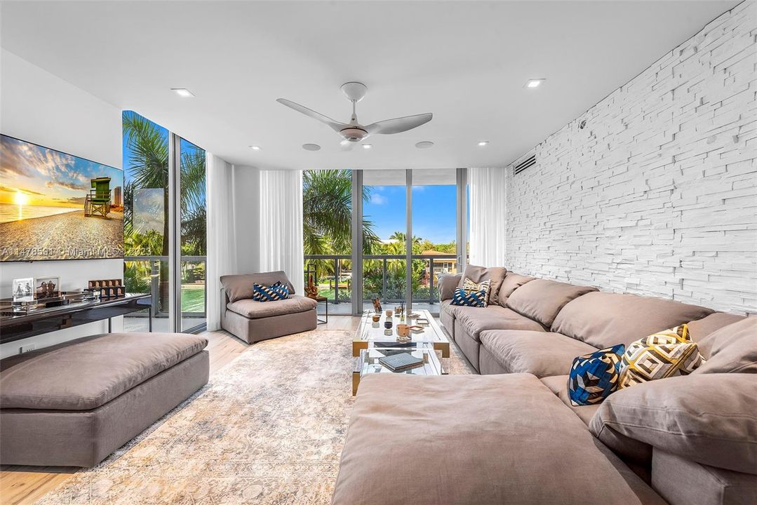 Recently Sold: $1,895,000 (3 beds, 3 baths, 1834 Square Feet)