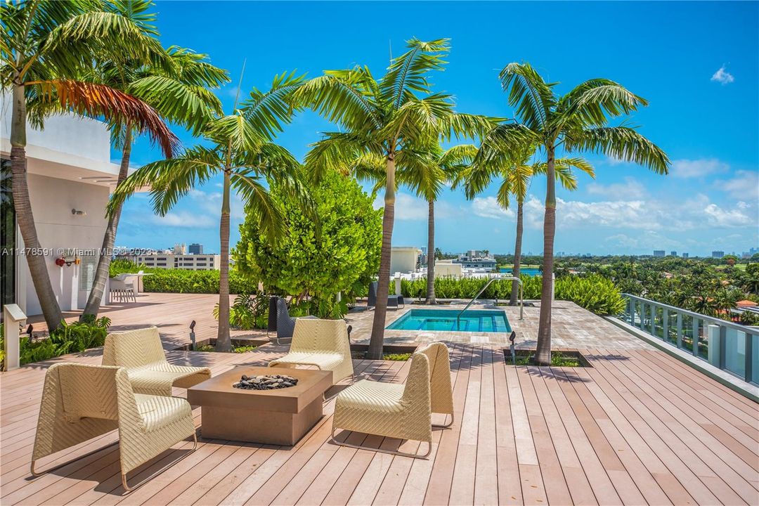 Recently Sold: $1,895,000 (3 beds, 3 baths, 1834 Square Feet)