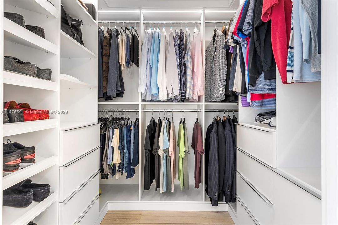 Recently Sold: $1,895,000 (3 beds, 3 baths, 1834 Square Feet)