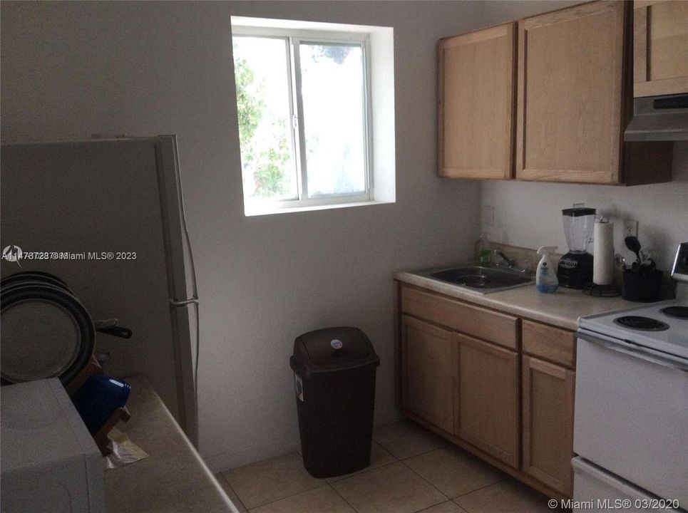 For Sale: $165,000 (1 beds, 1 baths, 465 Square Feet)
