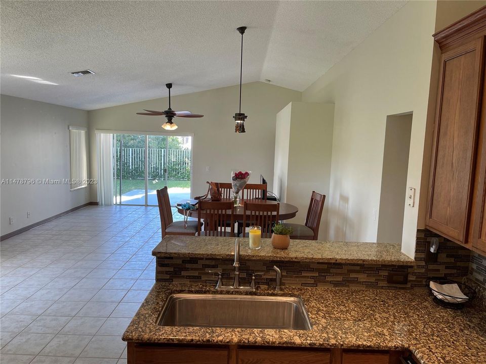 Recently Sold: $645,000 (3 beds, 2 baths, 1420 Square Feet)