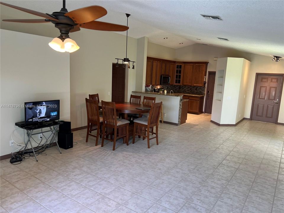 Recently Sold: $645,000 (3 beds, 2 baths, 1420 Square Feet)