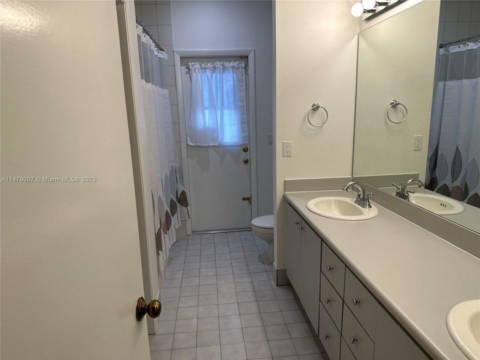 Recently Rented: $4,200 (4 beds, 2 baths, 2572 Square Feet)