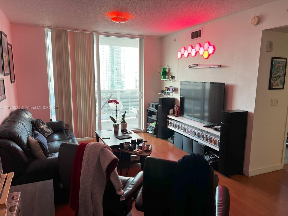 Recently Sold: $395,000 (1 beds, 1 baths, 663 Square Feet)