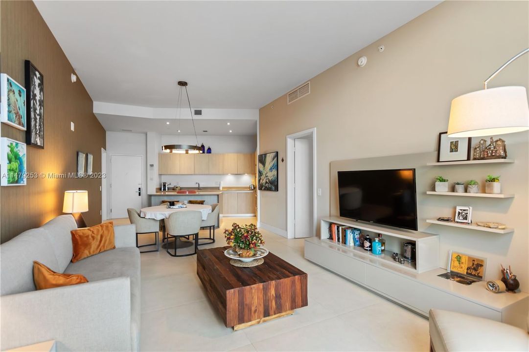 For Sale: $975,000 (2 beds, 2 baths, 1136 Square Feet)