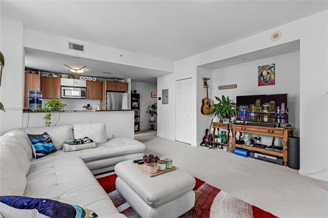 Active With Contract: $419,000 (1 beds, 1 baths, 790 Square Feet)