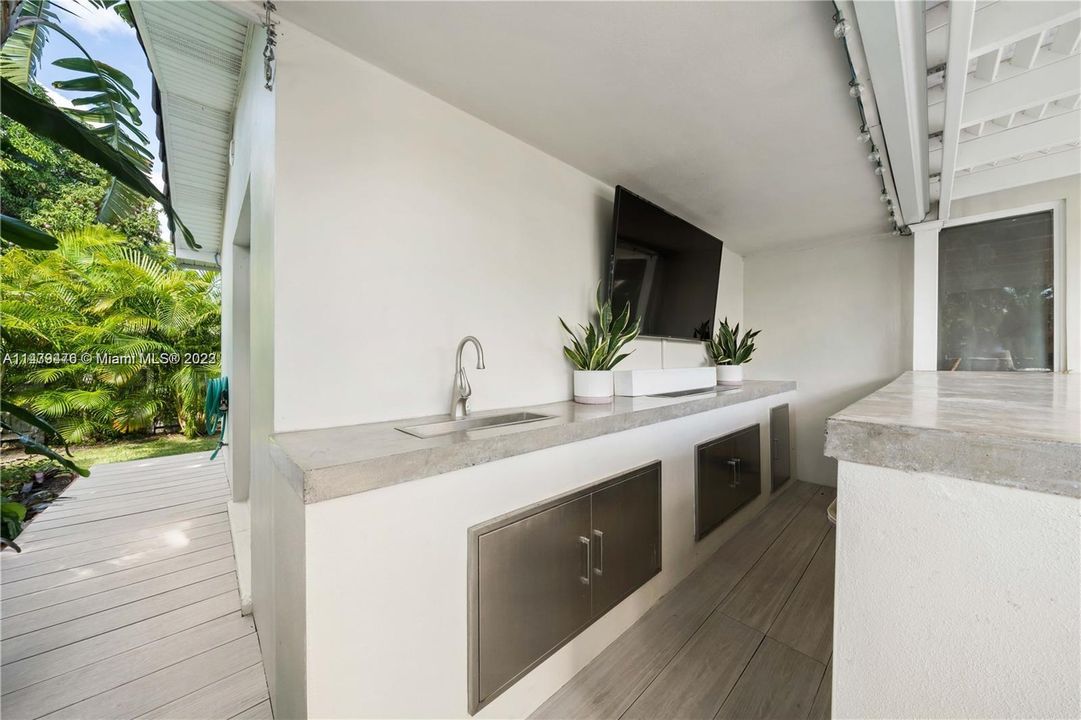 Wet- bar with outdoor TV perfect for entertaining