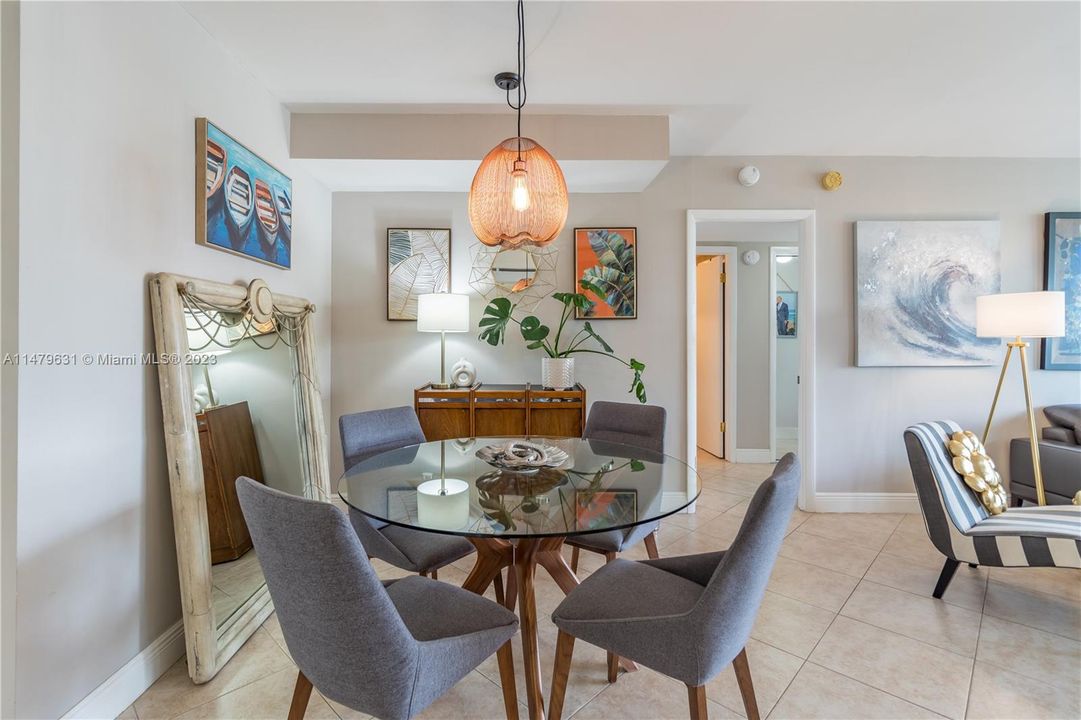 Vendido Recientemente: $429,000 (2 camas, 2 baños, 1192 Pies cuadrados)