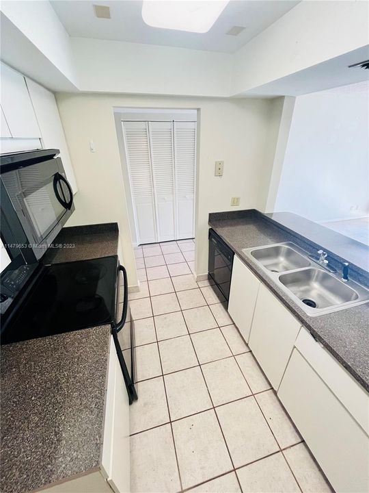Recently Rented: $2,100 (3 beds, 2 baths, 1200 Square Feet)