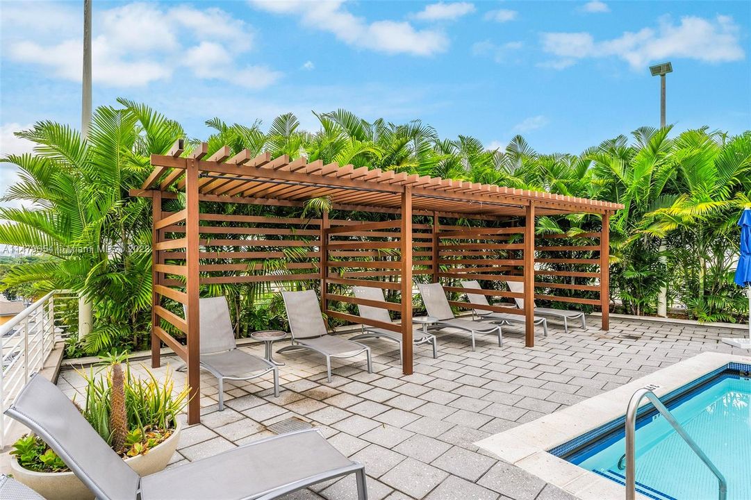 Recently Sold: $515,000 (1 beds, 1 baths, 726 Square Feet)