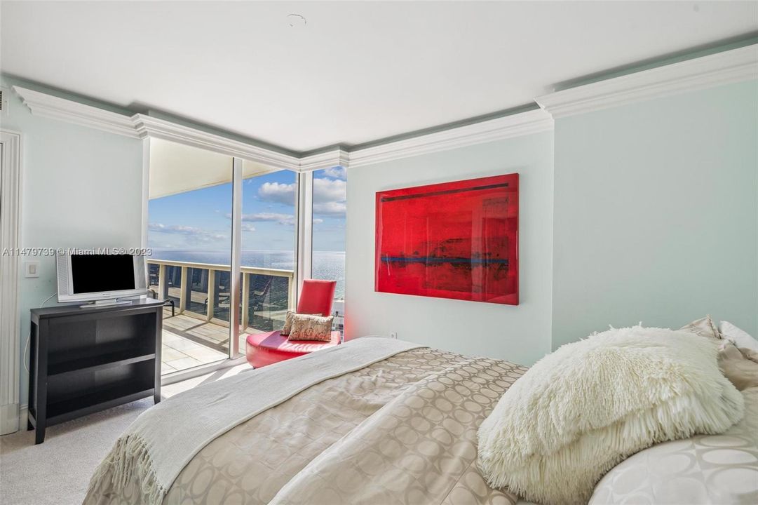 Second Bedroom w/direct ocean view.