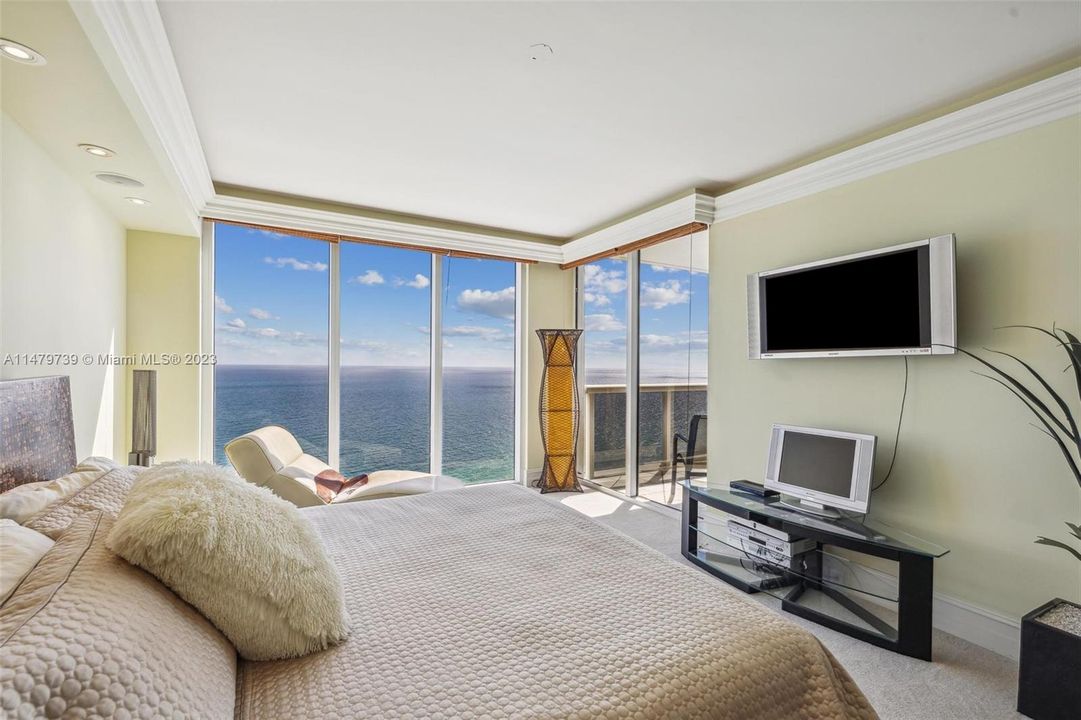 Master Bedroom w/direct Ocean views and Balcony access