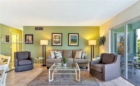 Vendido Recientemente: $225,000 (2 camas, 2 baños, 1100 Pies cuadrados)