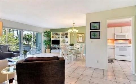 Vendido Recientemente: $225,000 (2 camas, 2 baños, 1100 Pies cuadrados)