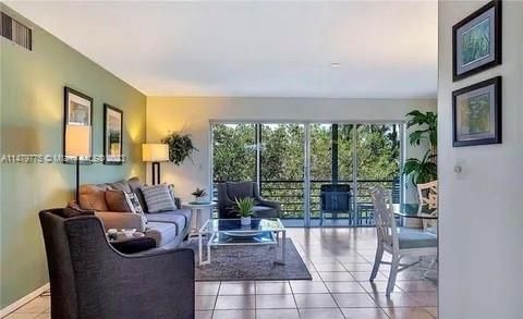 Vendido Recientemente: $225,000 (2 camas, 2 baños, 1100 Pies cuadrados)