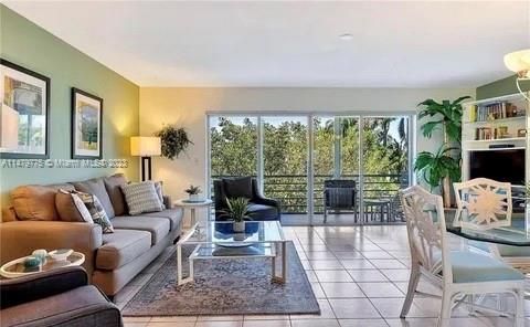 Vendido Recientemente: $225,000 (2 camas, 2 baños, 1100 Pies cuadrados)