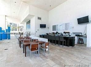 For Sale: $620,000 (1 beds, 1 baths, 871 Square Feet)