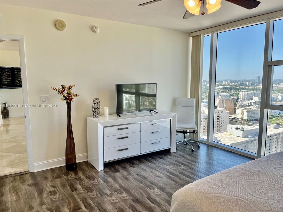 Active With Contract: $620,000 (1 beds, 1 baths, 871 Square Feet)
