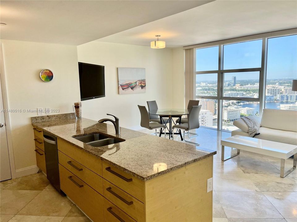 Active With Contract: $620,000 (1 beds, 1 baths, 871 Square Feet)