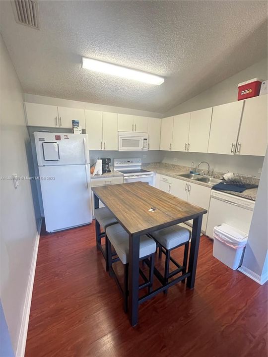 Recently Rented: $1,770 (1 beds, 1 baths, 659 Square Feet)