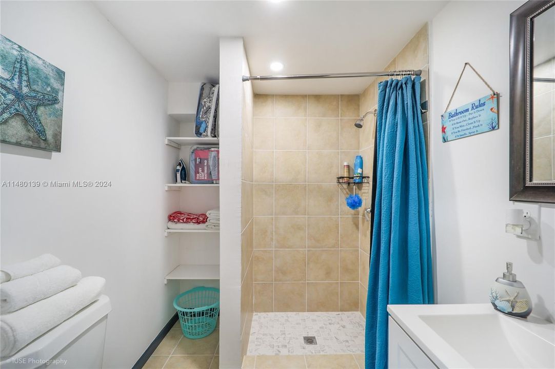 En Venta: $550,000 (3 camas, 2 baños, 1810 Pies cuadrados)