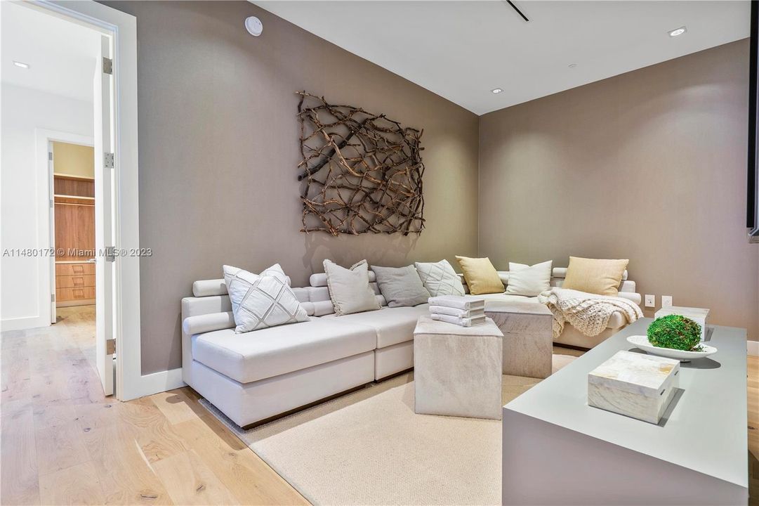 Недавно продано: $5,583,000 (2 спален, 2 ванн, 1942 Квадратных фут)