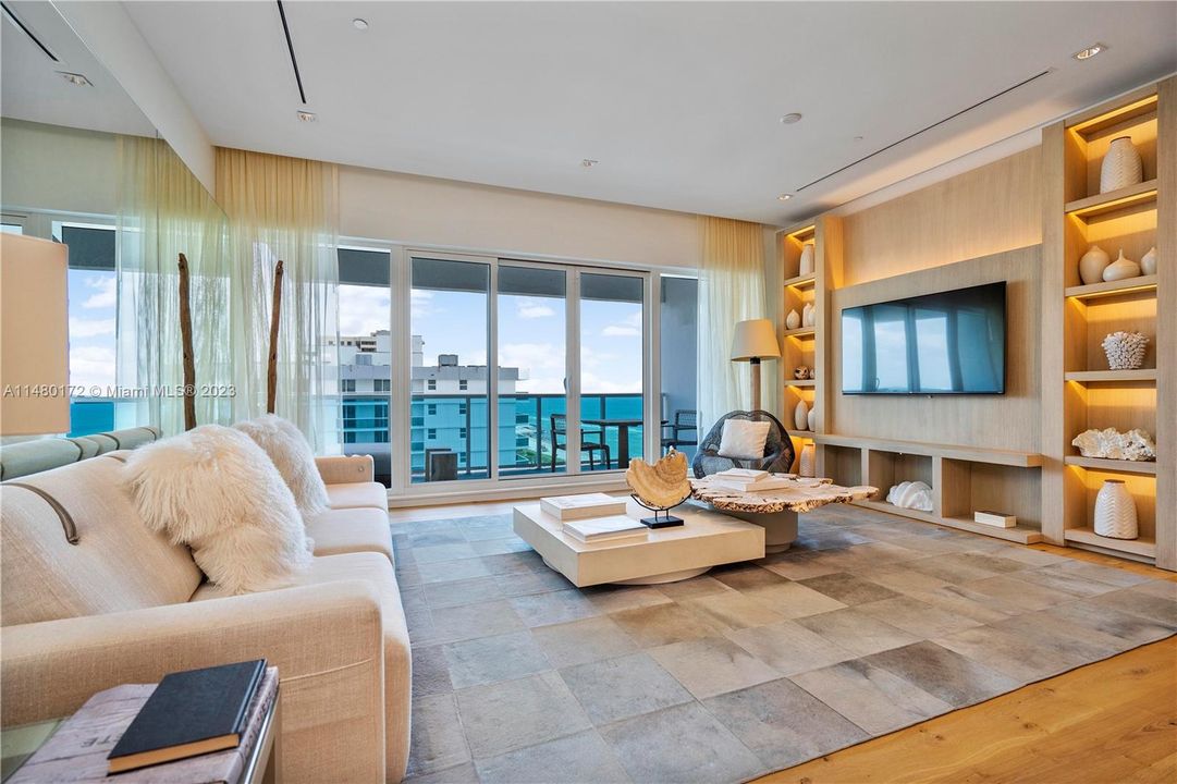 Недавно продано: $5,583,000 (2 спален, 2 ванн, 1942 Квадратных фут)