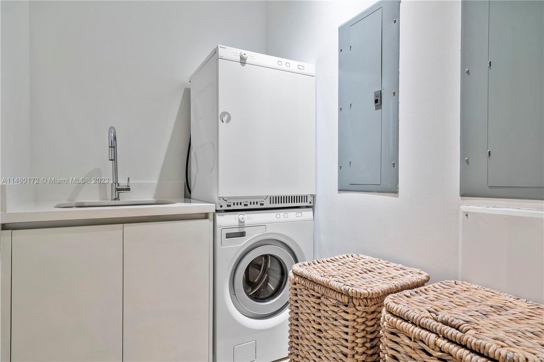 Недавно продано: $5,583,000 (2 спален, 2 ванн, 1942 Квадратных фут)