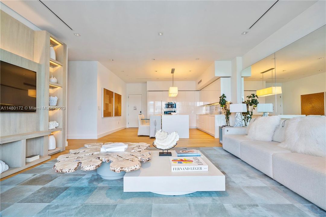 Недавно продано: $5,583,000 (2 спален, 2 ванн, 1942 Квадратных фут)